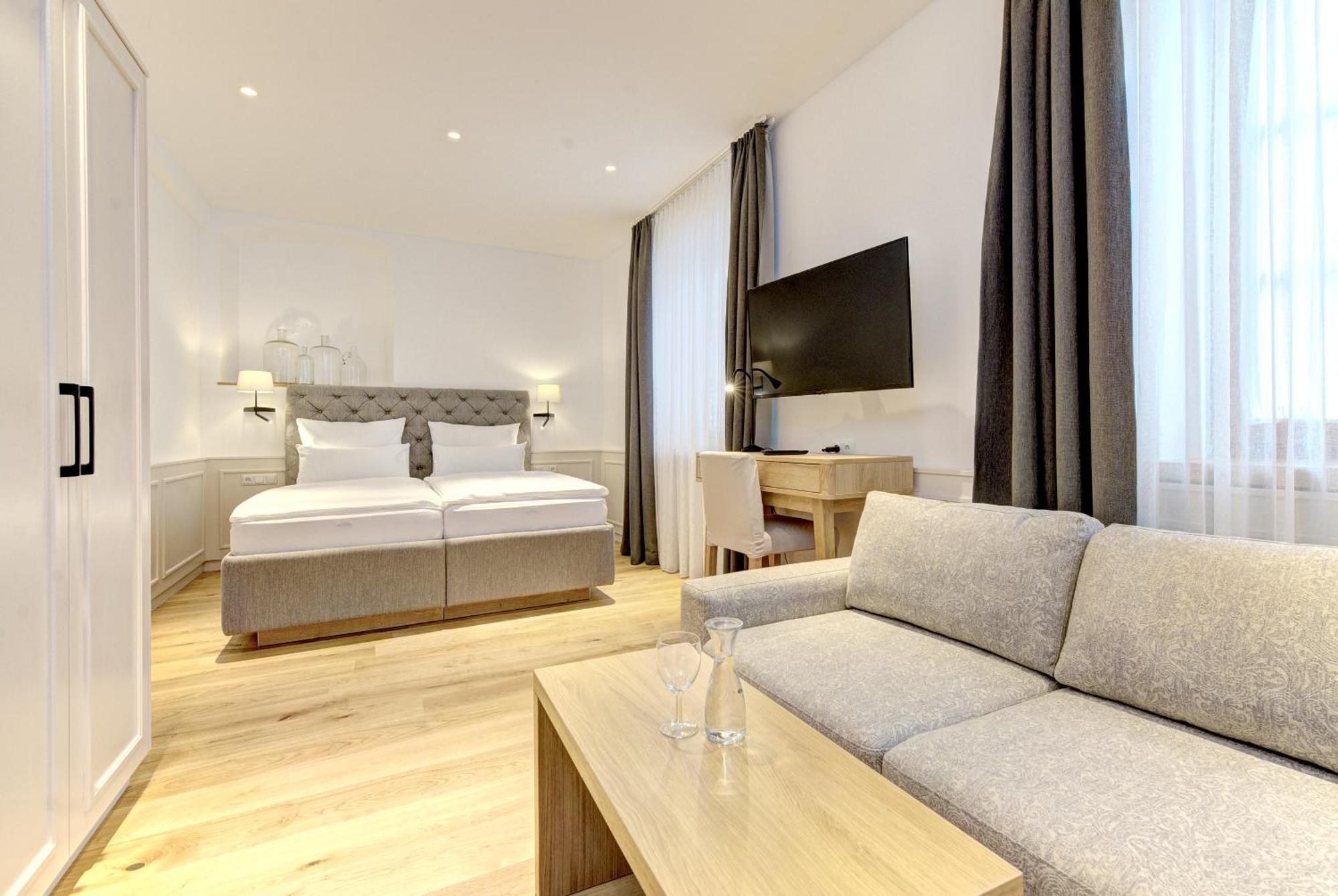 Hotel Gasthof Koenig Kremsmünster エクステリア 写真