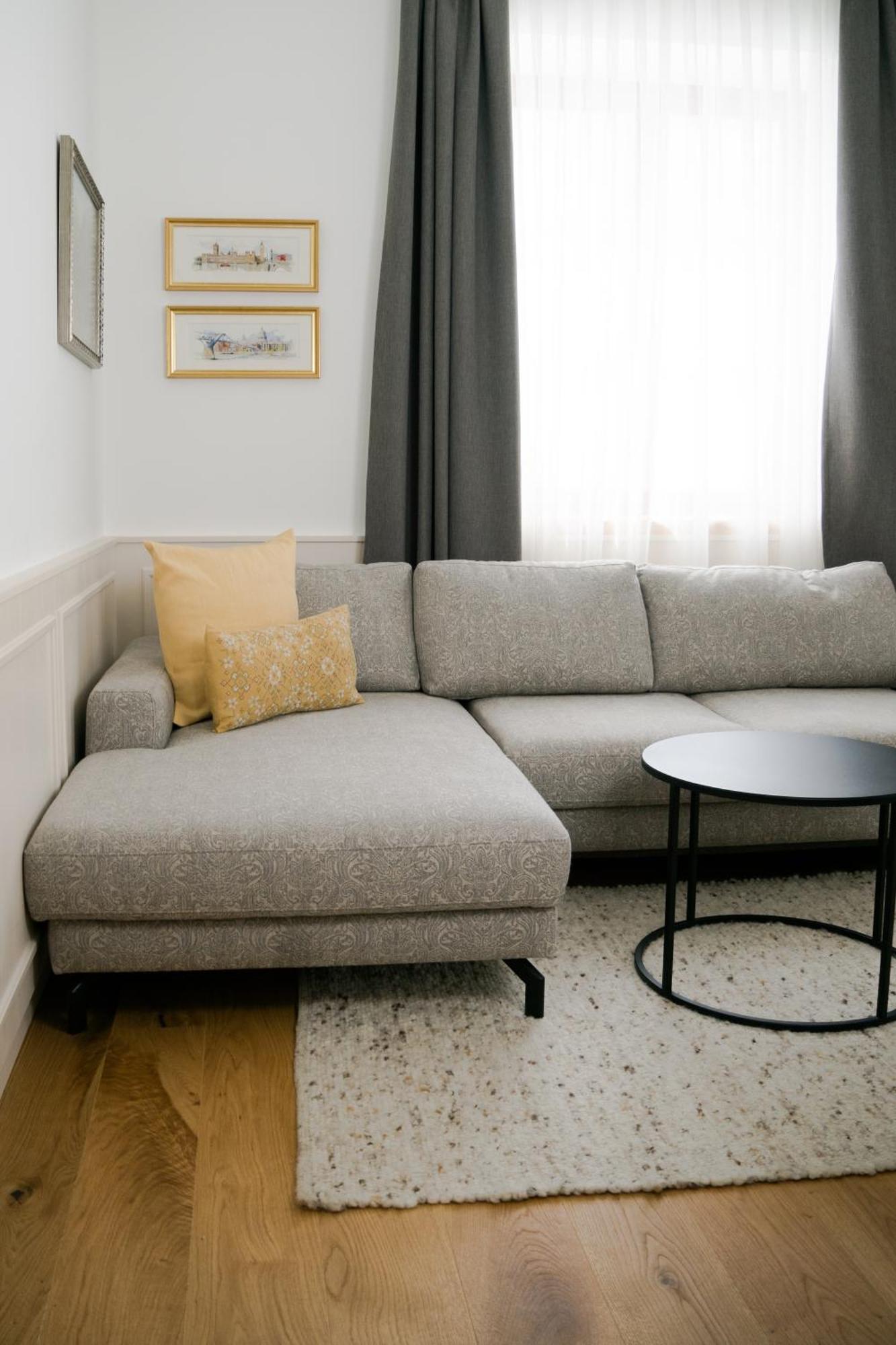 Hotel Gasthof Koenig Kremsmünster エクステリア 写真