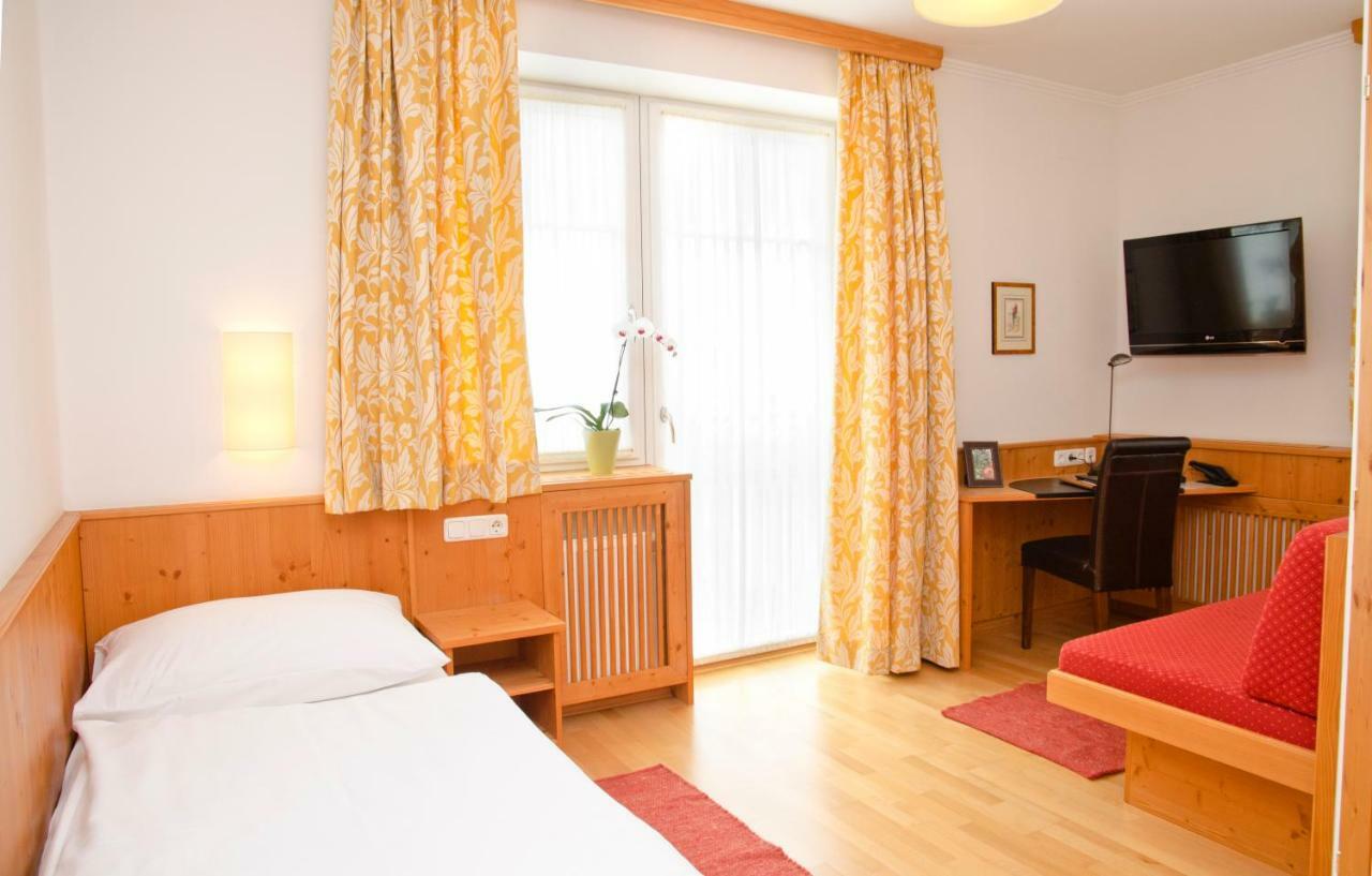 Hotel Gasthof Koenig Kremsmünster エクステリア 写真