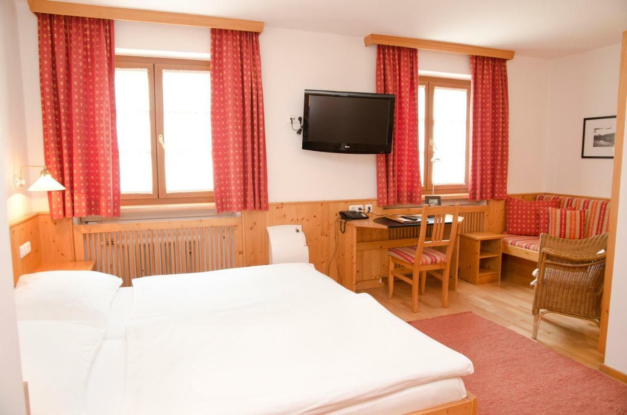 Hotel Gasthof Koenig Kremsmünster エクステリア 写真