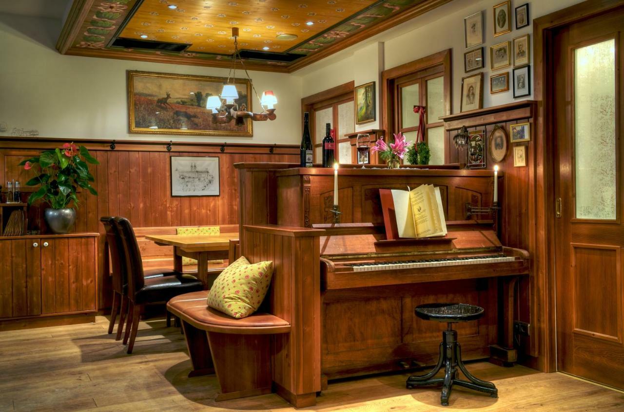 Hotel Gasthof Koenig Kremsmünster エクステリア 写真